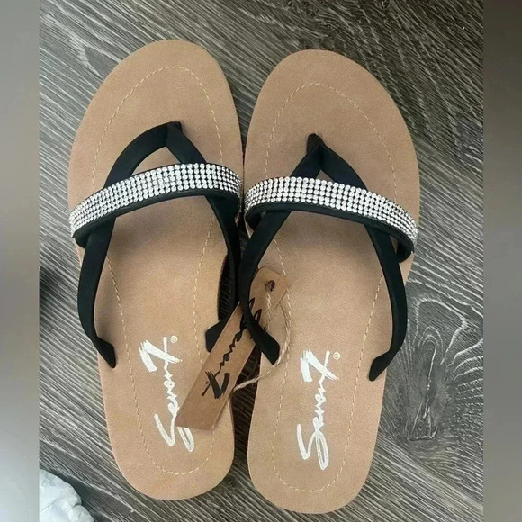 Women’s Black Thong Sandals. NWT. Size 6 - Picture 1 of 2